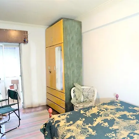 With 3 Bedrooms In Appartamento Amadora