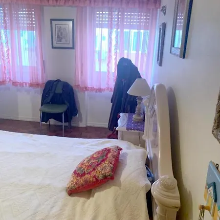 With 3 Bedrooms In Appartamento Amadora